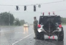 Солдат вийшов з машини і став стояти струнко. Водії думали прогнати його, поки не побачили …